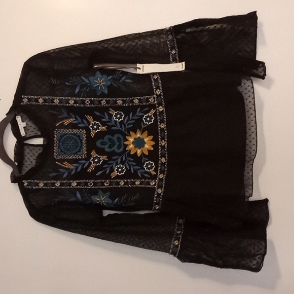 Willow & Clay Tops - Willow & Clay Embroidered Top Size S